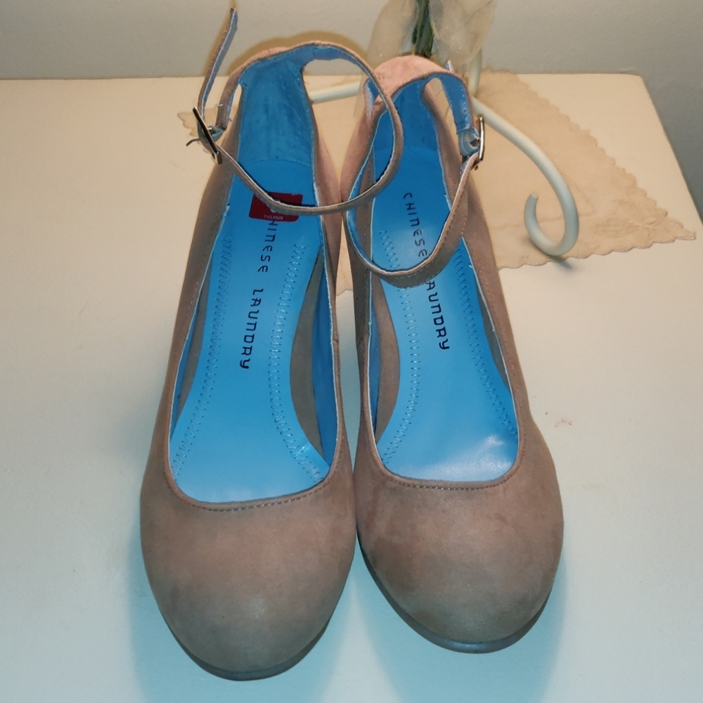 NWOT Chinese Laundry Hidden Wedge Shoes